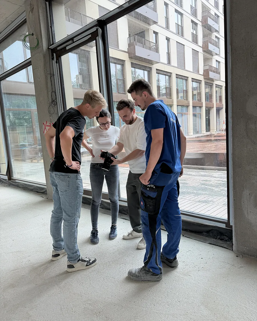 Bildcheck an der Kamera auf der Baustelle