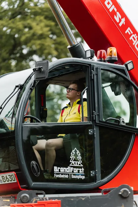 Fahrer in der Kabine des Forstfahrzeugs