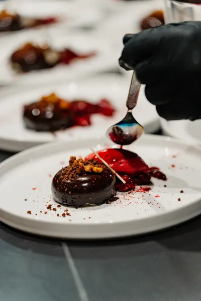 Schokoladendessert wird vollendet