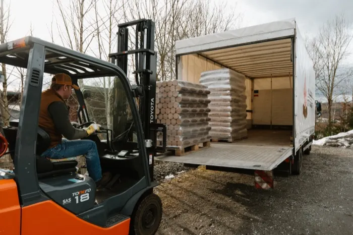 Gabelstapler schiebt Paletten in den Lkw