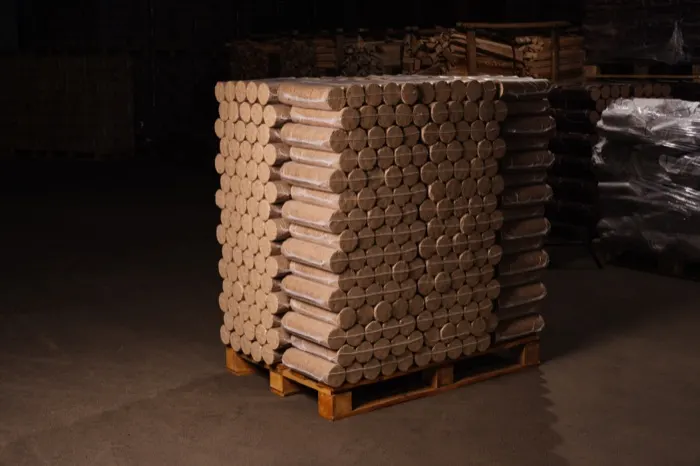 Zwei Paletten Holzbriketts nebeneinander