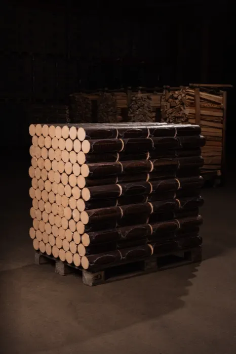 Palette mit gestapelten Rundhölzern