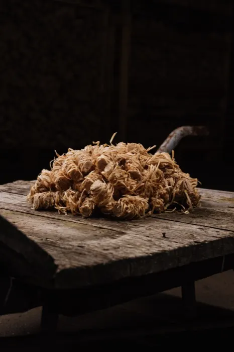 Holzwolle als Anzünder auf einem Werktisch