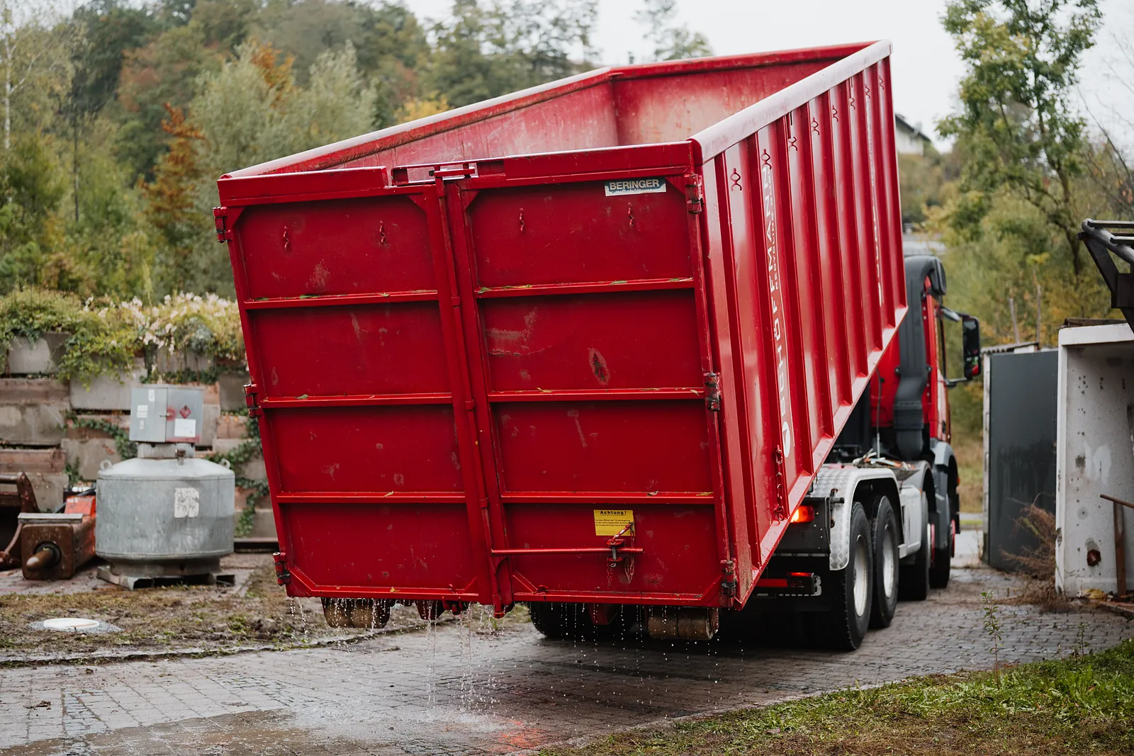 Abrollcontainer der Schöffmann GmbH beim Entladen