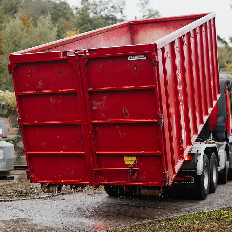 Abrollcontainer der Schöffmann Recycling GmbH auf dem Lkw