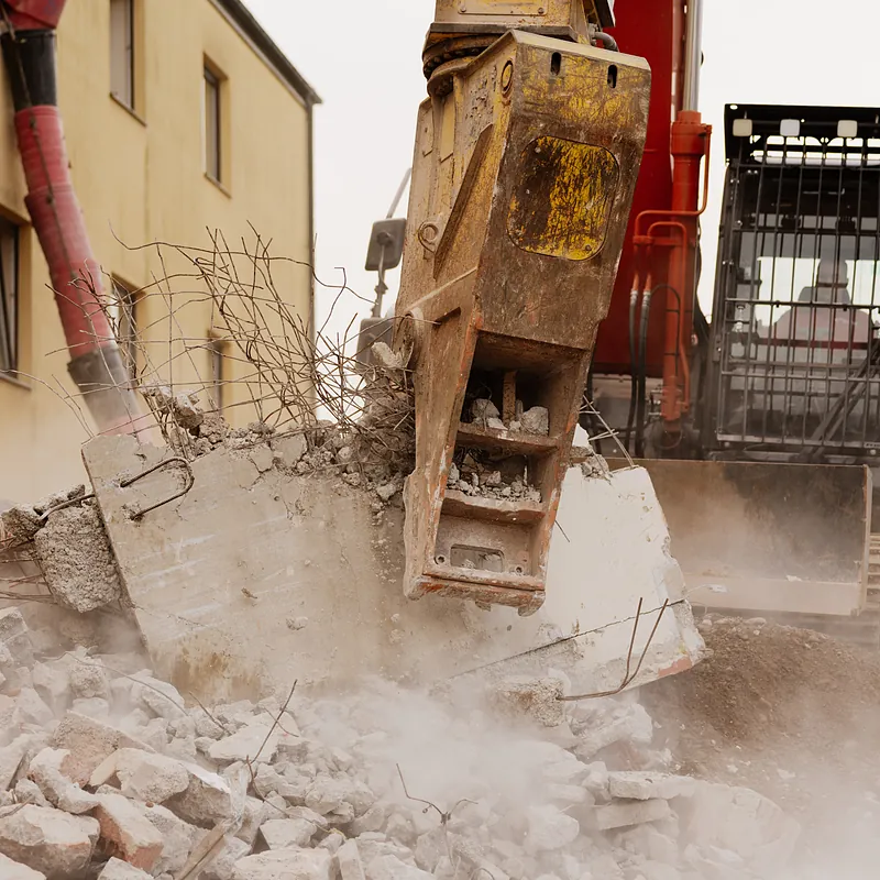 Abbruchzange im Detail beim Rückbau