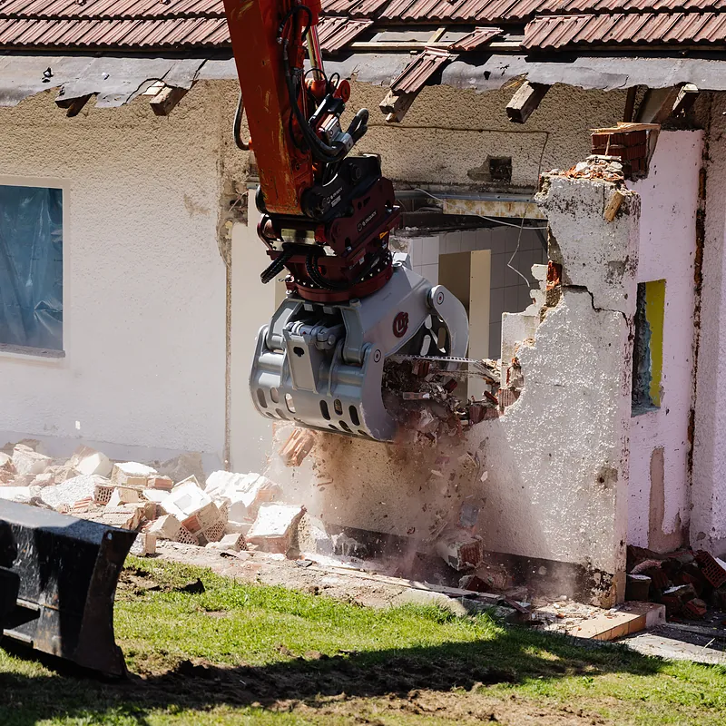 Bagger beim Rückbau eines Hauses