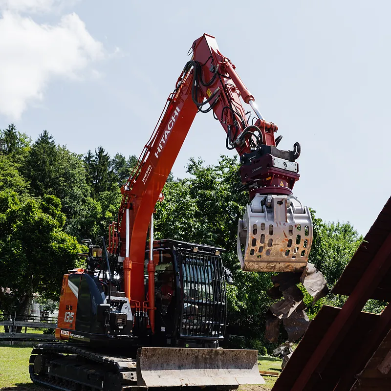Abbruchbagger im Grünen im Einsatz