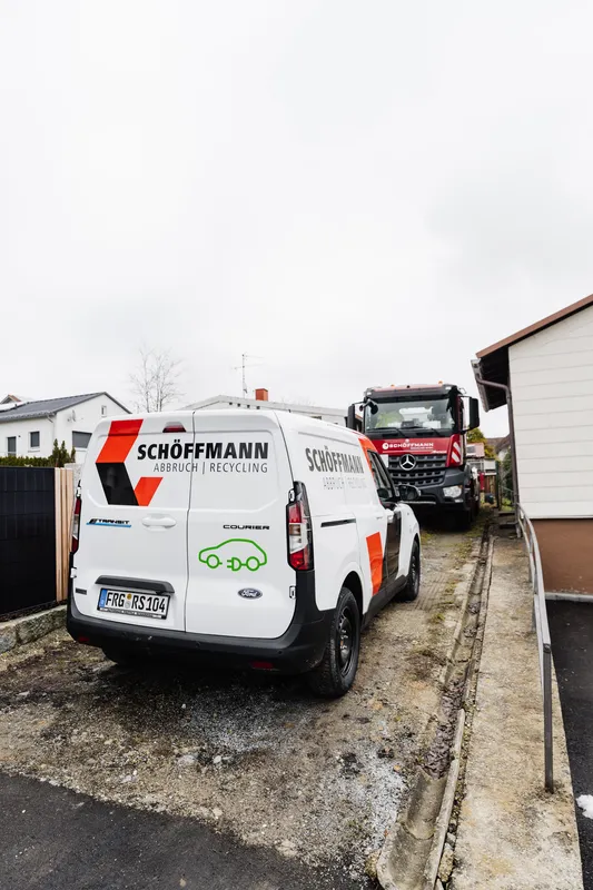 Servicefahrzeuge von Schöffmann in einer Hofeinfahrt