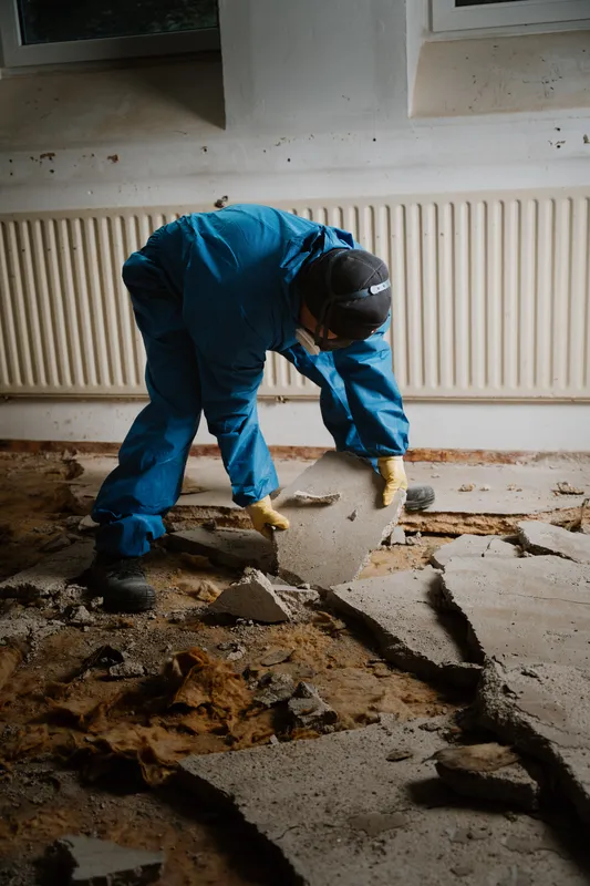 Mitarbeiter beim Entkernen eines Innenraums