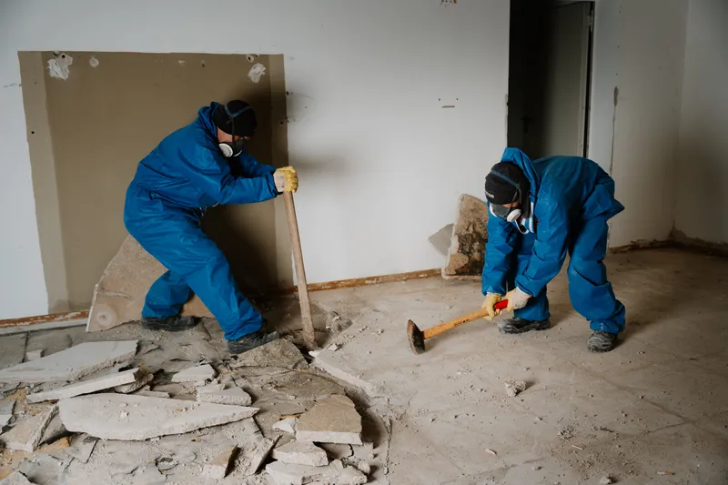 Zwei Mitarbeiter beim Rückbau im Innenbereich