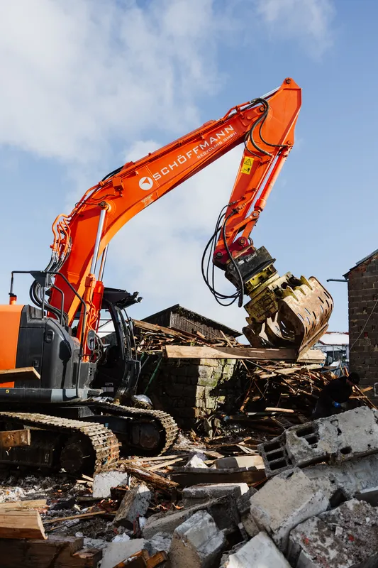 Abbruchbagger sortiert Bauschutt