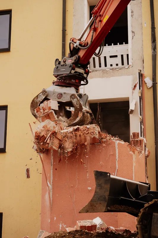 Abbruchzange arbeitet sich durch die Fassade