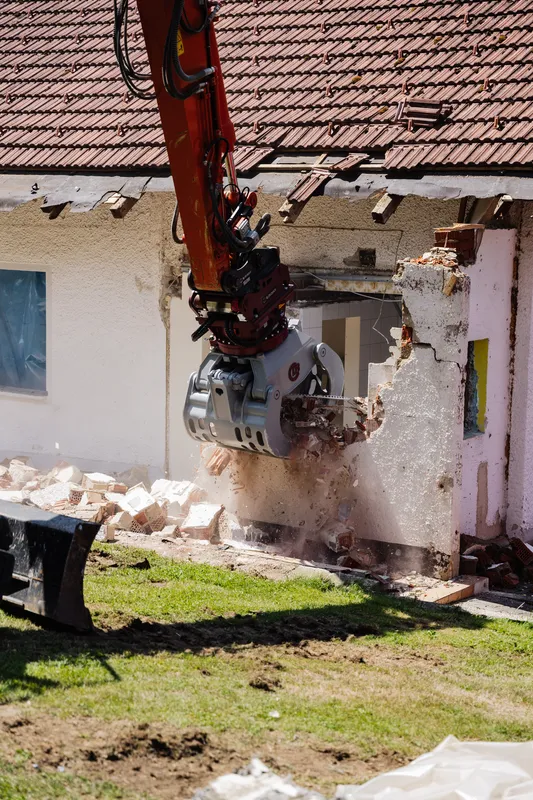 Rückbau eines Hauses bis auf den Dachstuhl