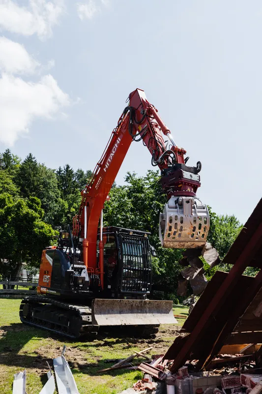Abbruchbagger im Grünen im Einsatz
