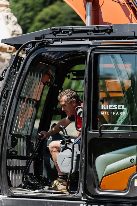 Maschinenführer in der Kabine des Abbruchbaggers