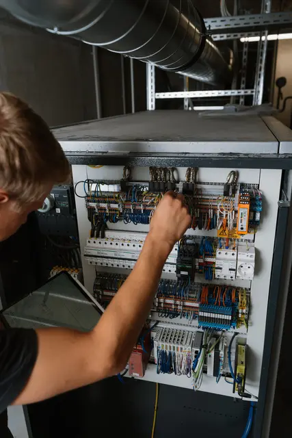 Handarbeit an der Elektroinstallation