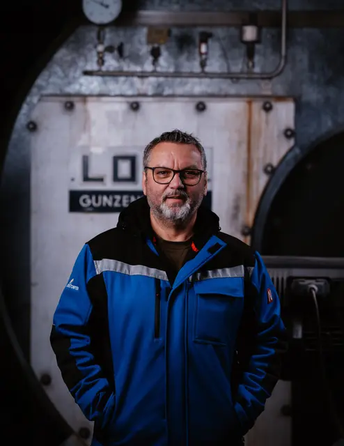 Porträt vor der Heizungsanlage