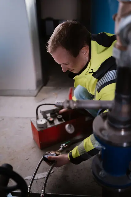 Arbeiten an der Hydraulikanlage