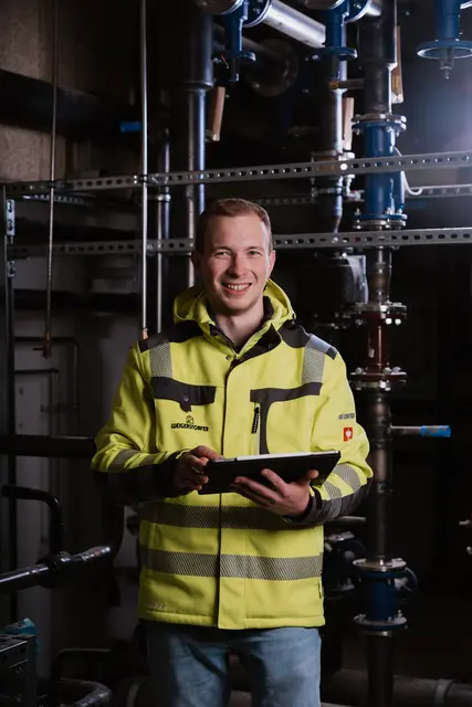 Mitarbeiter mit Tablet in der Anlage