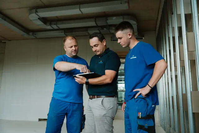 Team bespricht Details auf der Baustelle