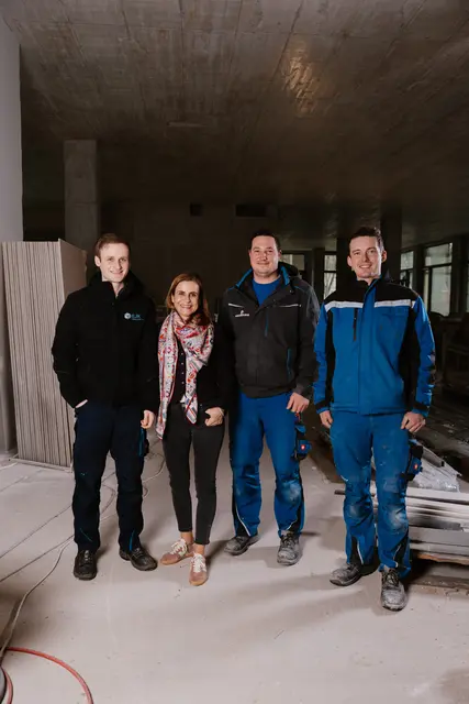 Gruppenfoto auf der Baustelle