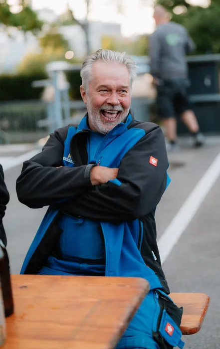 Kollege lacht beim Sommerfest in die Kamera