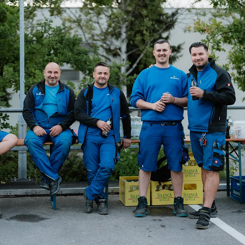 Team eines Handwerksbetriebs in lockerer Runde beim Mitarbeiterfest